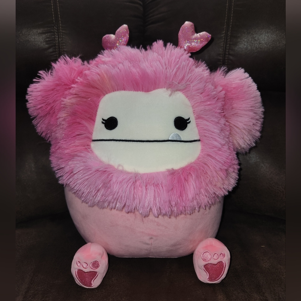 Squishmallows- Caparinne Valentine's Bigfoot 11"